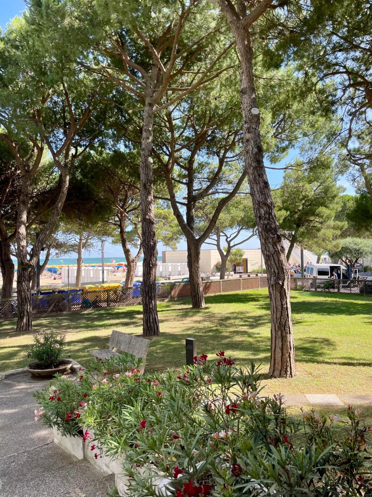 Blu Residence 2 Lignano Sabbiadoro Eksteriør billede
